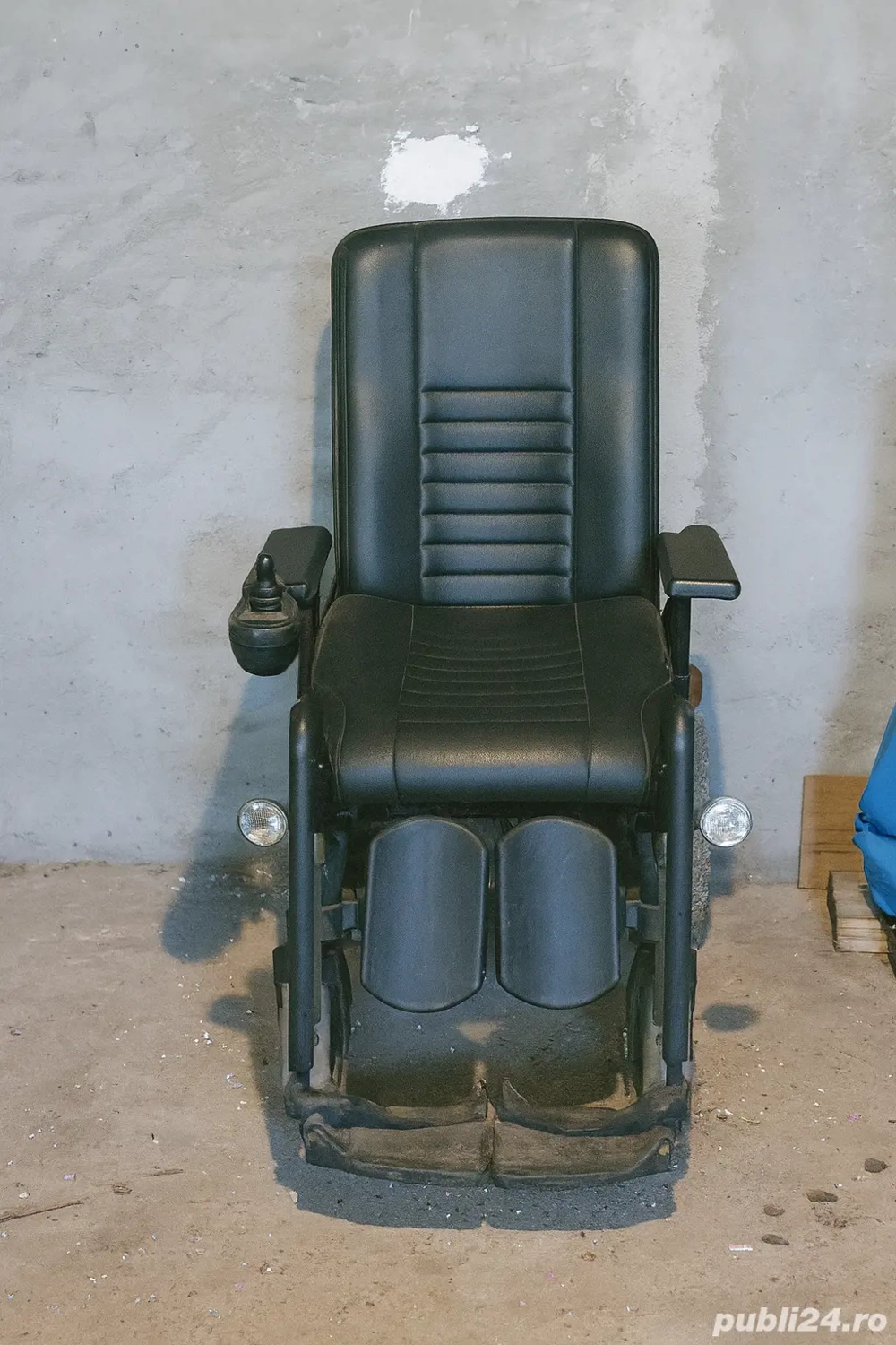 Scaun rulant electric ca nou, folosit o singură dată am.si un pat electric pentru persoane cu dizab