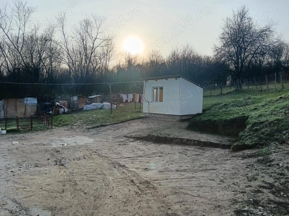Casă de vînzare gradina și un hectar de teren 2 camere baie, coridor beci, bucătărie anexe,exe,,