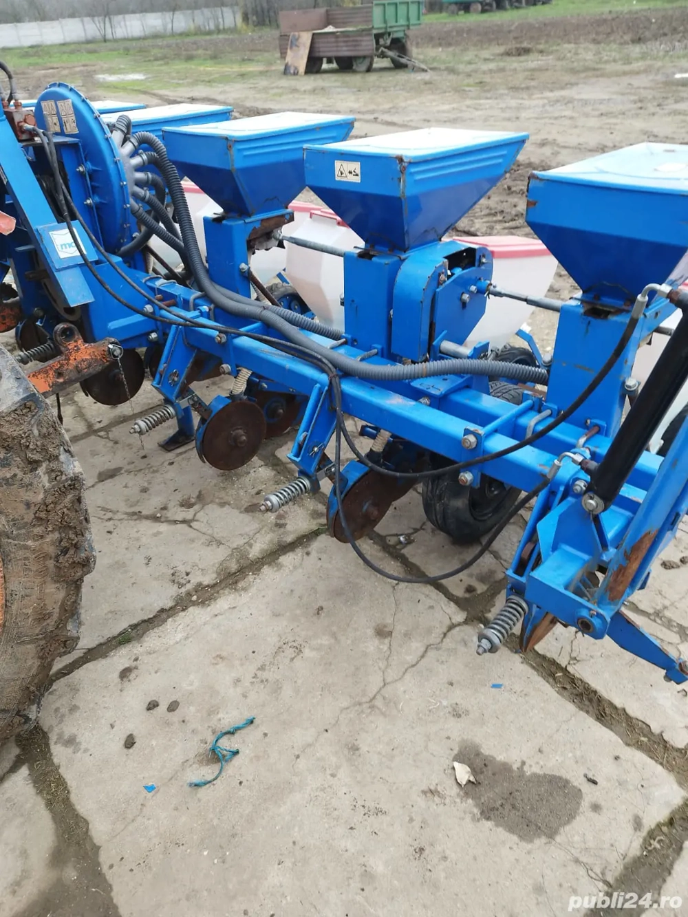 vând semănătoare spc 6 cu fertilizator 