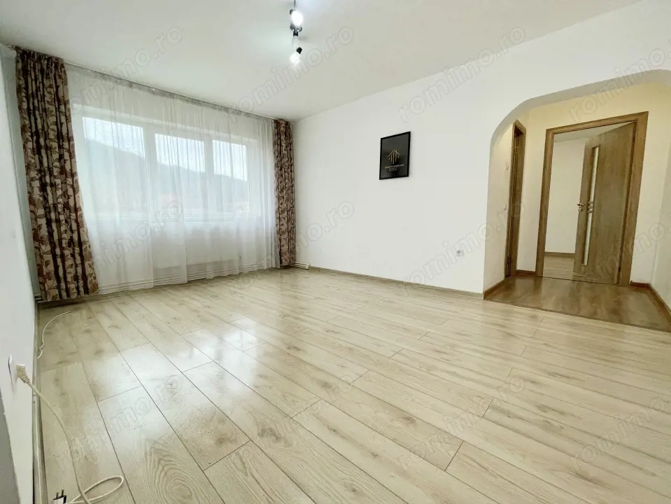 Oportunitate 2 camere bulevardul Decebal vis-a-vis școala Elena Cuza