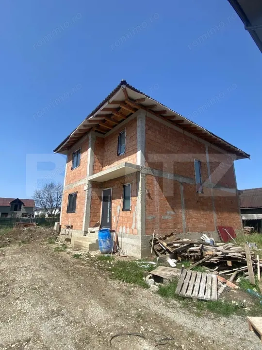 Casa la rosu de vanzare, cu 5 camere, 168 mp, Bistrita 