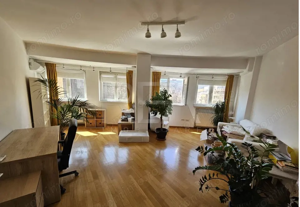 3 Camere, Vis-a-vis de Universitatea Națională de Muzică