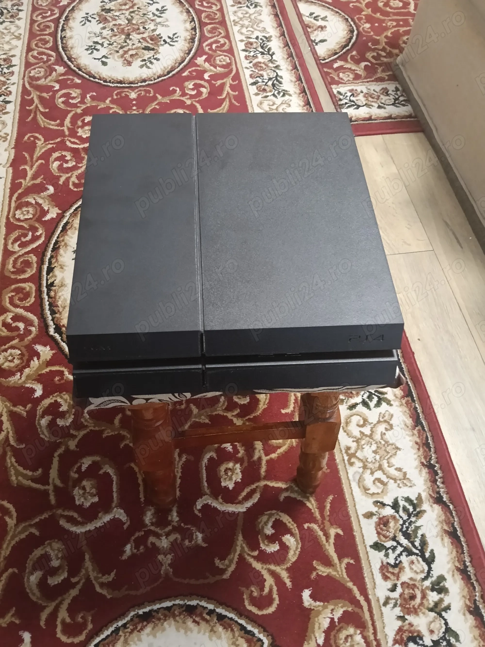 Vând PS 4 pro un controller