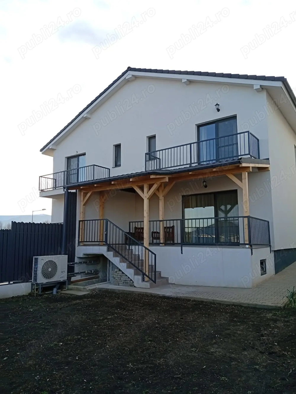 Casă cu 4 camere, încălzire în pardoseală, terasă acoperită și pivniță