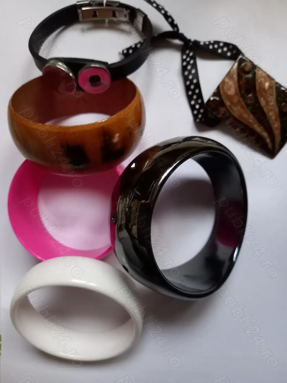 Brățări diferite culori