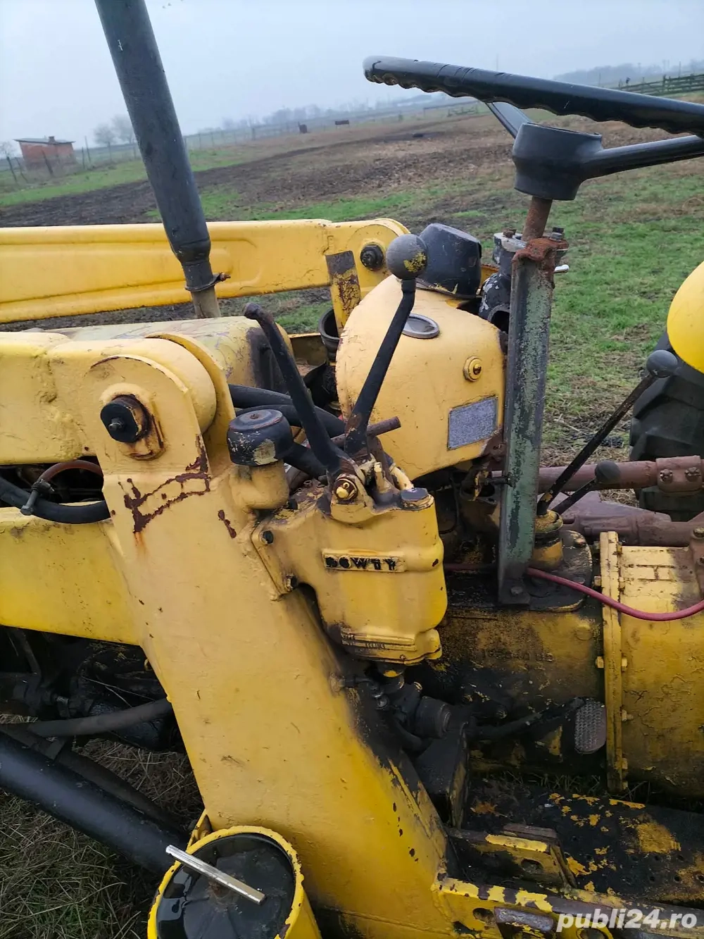 Vând tractor Massey Ferguson   pentru piese sau întreg