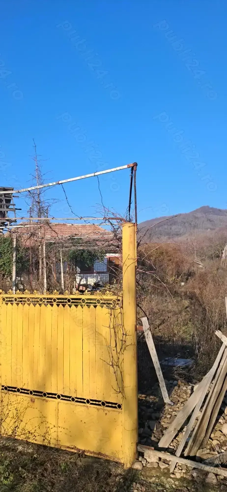 Casă bătrâneasca si teren.