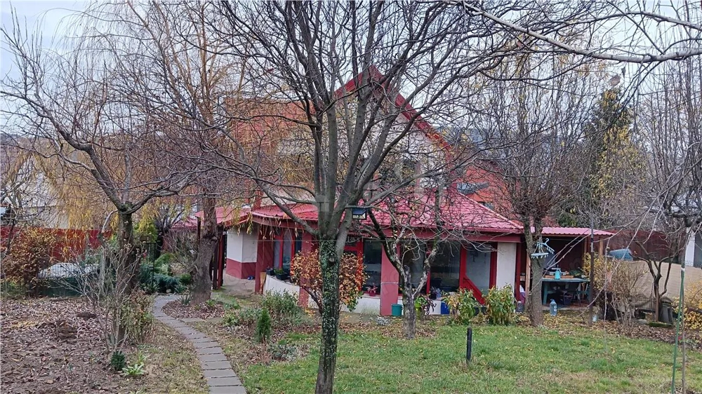 Ocazie! Barnova str Principala Vila P+1+M 225mp Teren 600mp amenajat