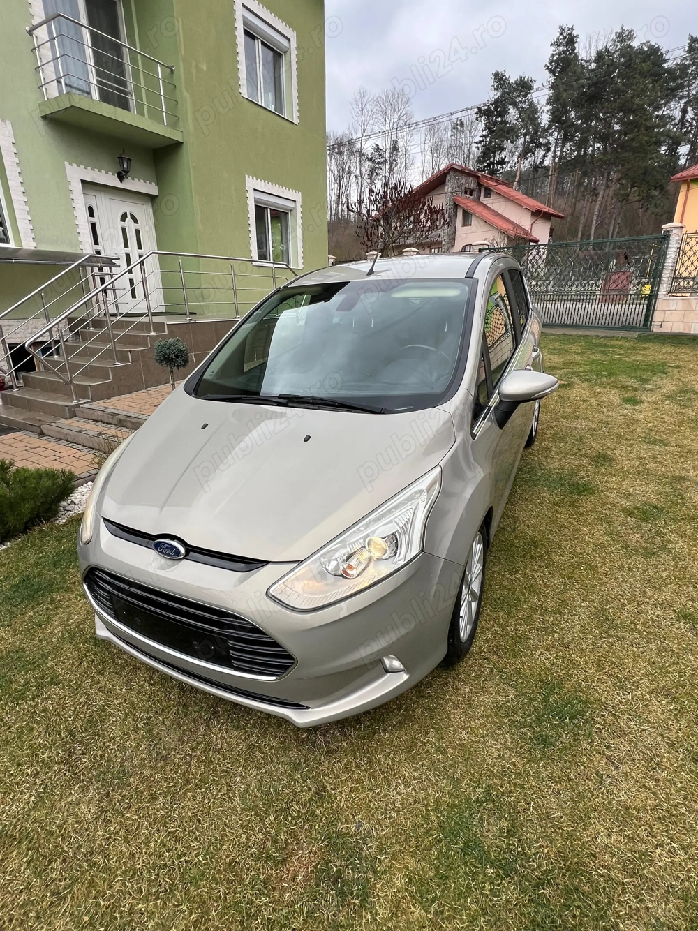 Vând Ford b-max