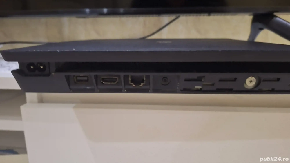 vând ps4 slim 