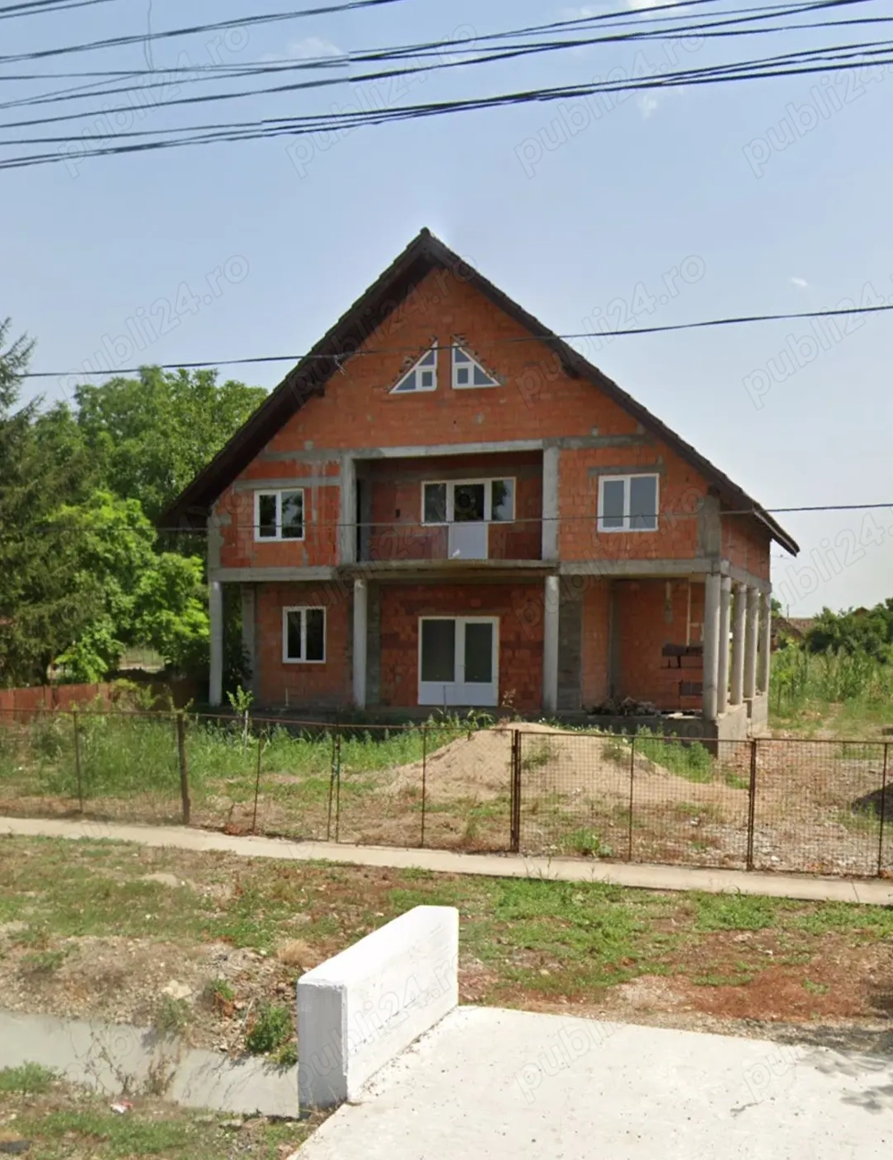 Vand casa in rosu iecea mica