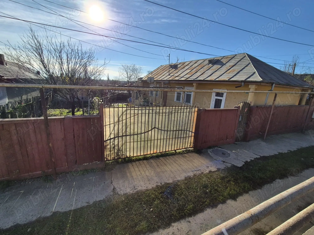 Vanzare casa 3 camere   din caramida si dependinte inclusiv  teren intravilan in oras Tecuci