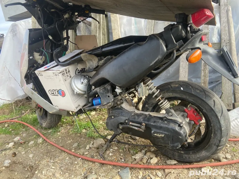 vand sau dezmembrez scuter malaguti F12 
