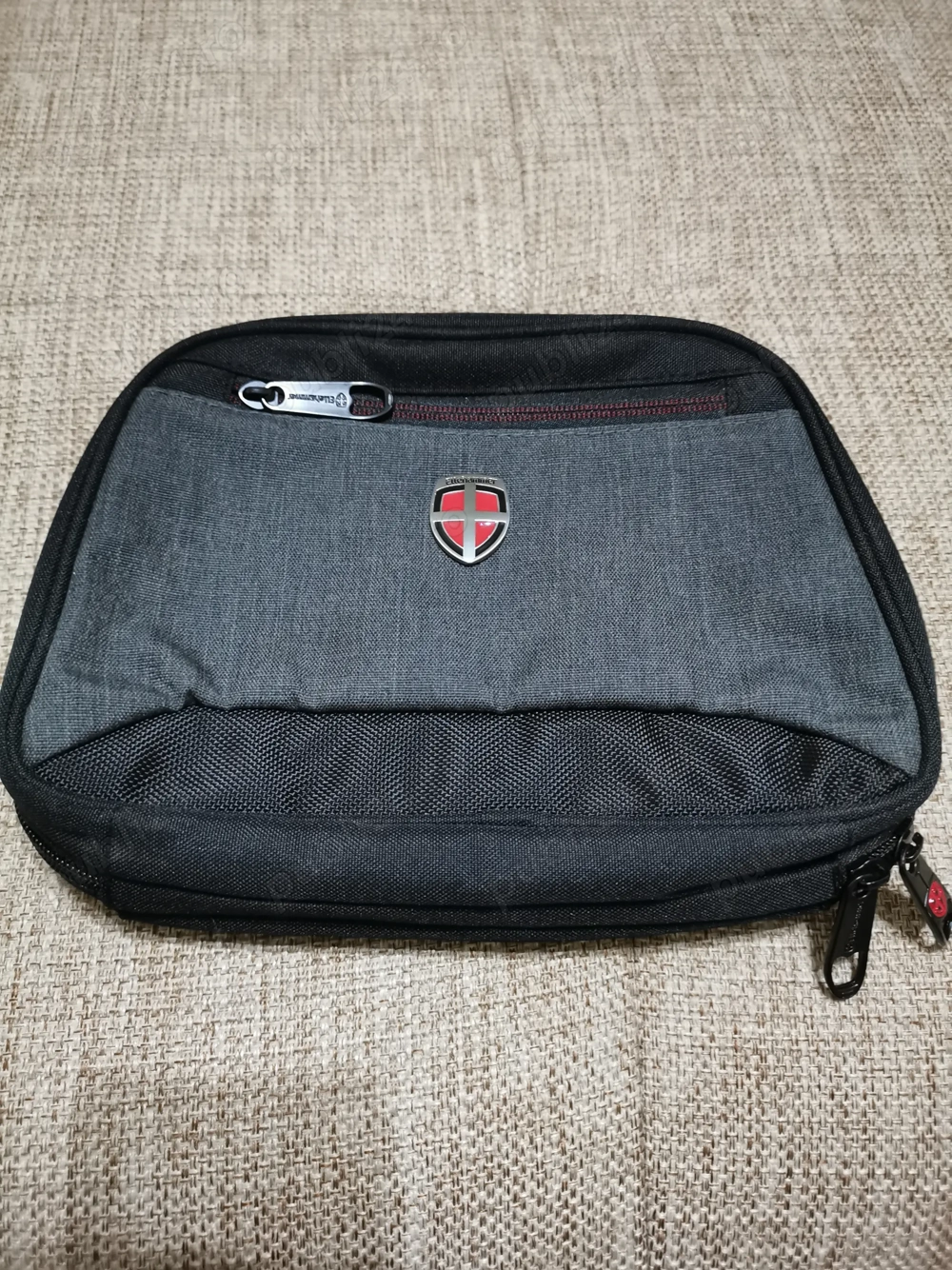 Vând Geanta cosmetice nouă unisex