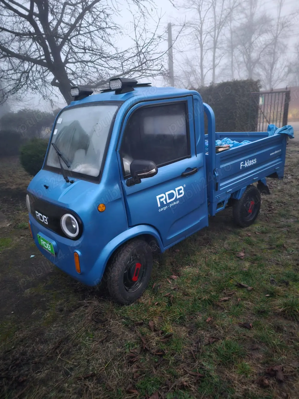 Triciclu electric cu 4 roti si cabină 