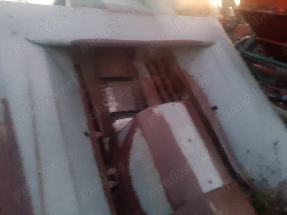 Vând culegător de porumb pe 2 rânduri 