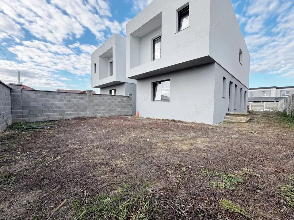 Duplex despartit prin camera tehnica, 121mp utili si 350mp teren - Urseni