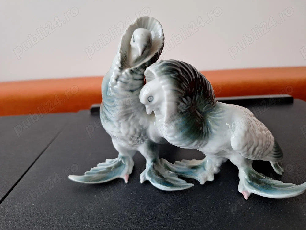 Bibelou din portelan vechi pictat manual -Pereche de porumbei rotati