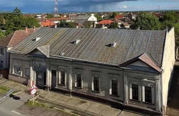 Clădire istorică de vânzare în centrul localității Halmeu