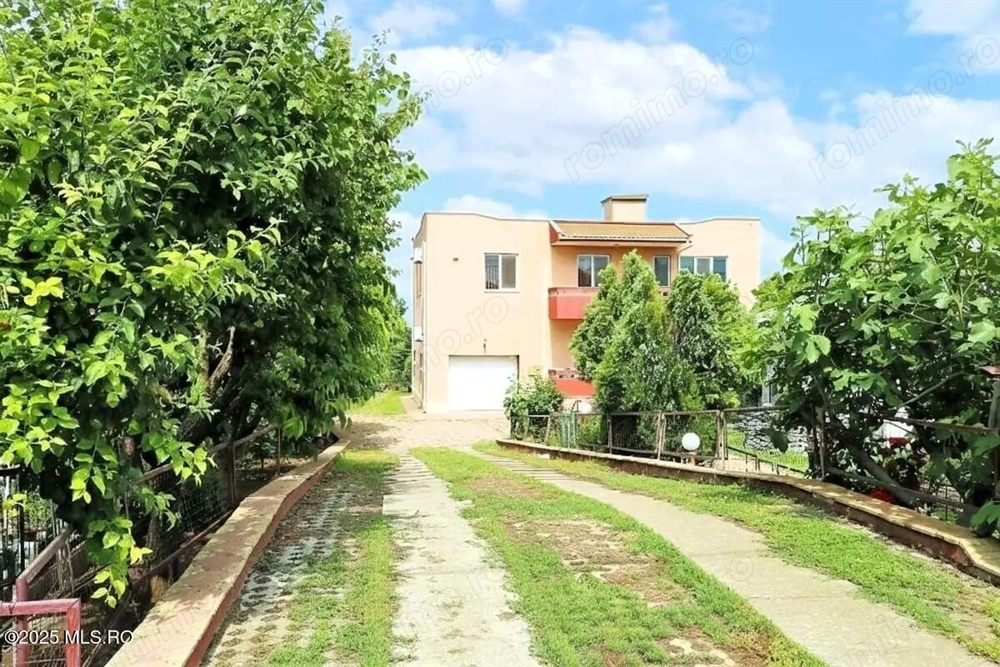 Ovidiu - Str. Nationala, Vila P+1E, teren 1094 mp, vedere la lac!