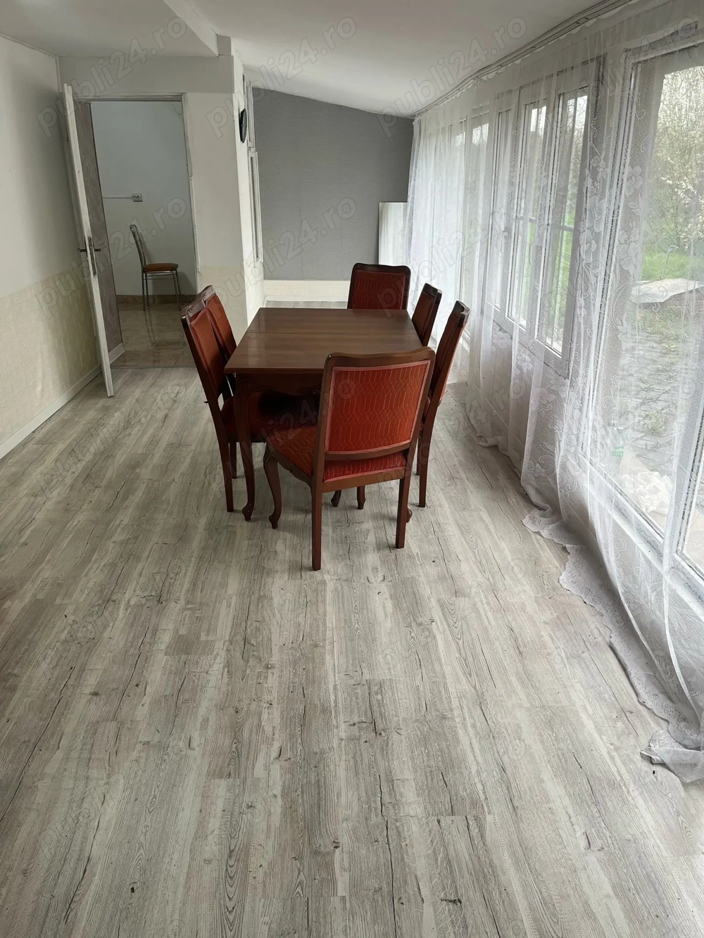 Vând casă intr-o zonă liniștită 