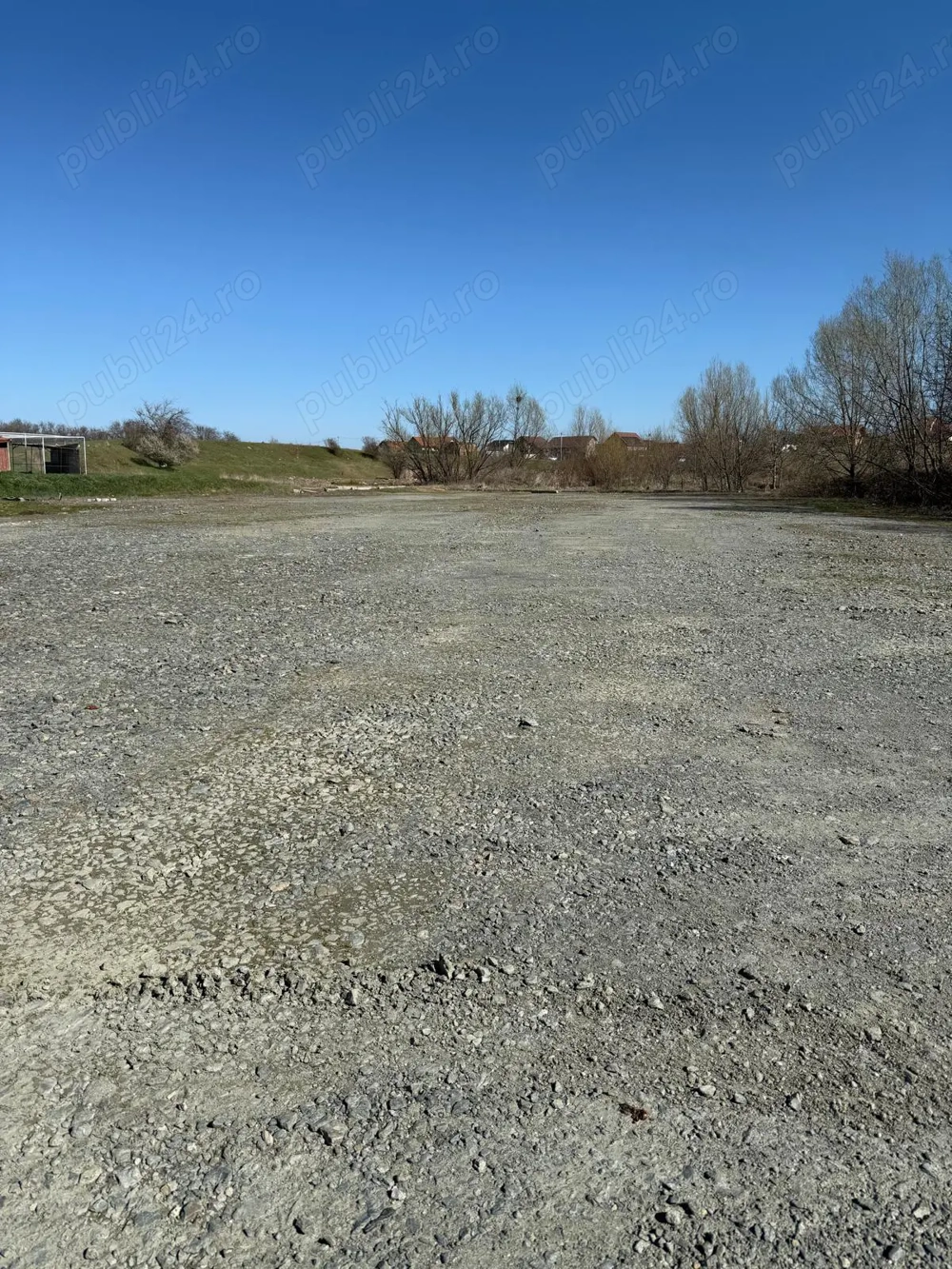 Închiriez parcare la întrare în Sagu.