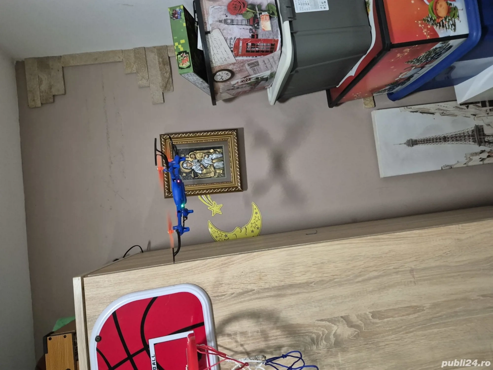 Dronă quadcopter Syma. 