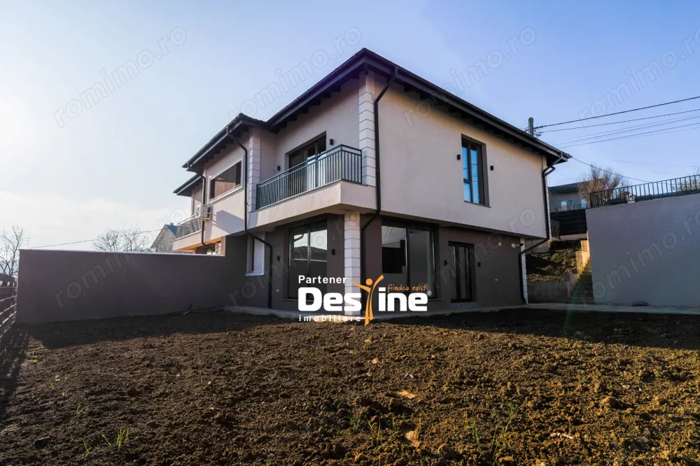 Casă duplex modern P+1+Pod 4 camere 3 băi terasă parcare 390 mp teren Hlincea