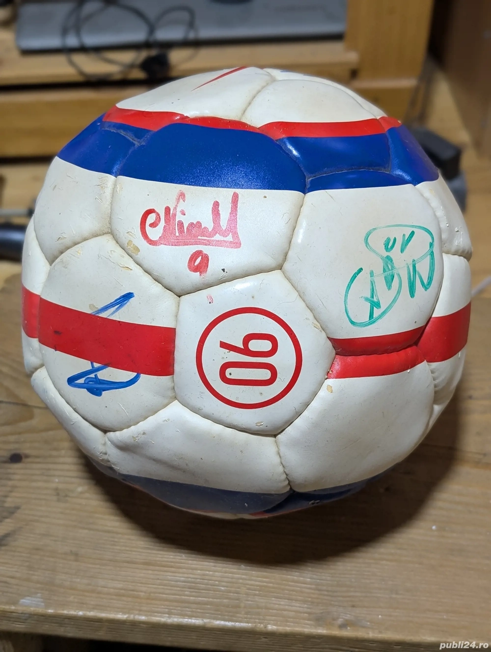 Minge cu autografele jucătorilor de la Dinamo București din anul 2007