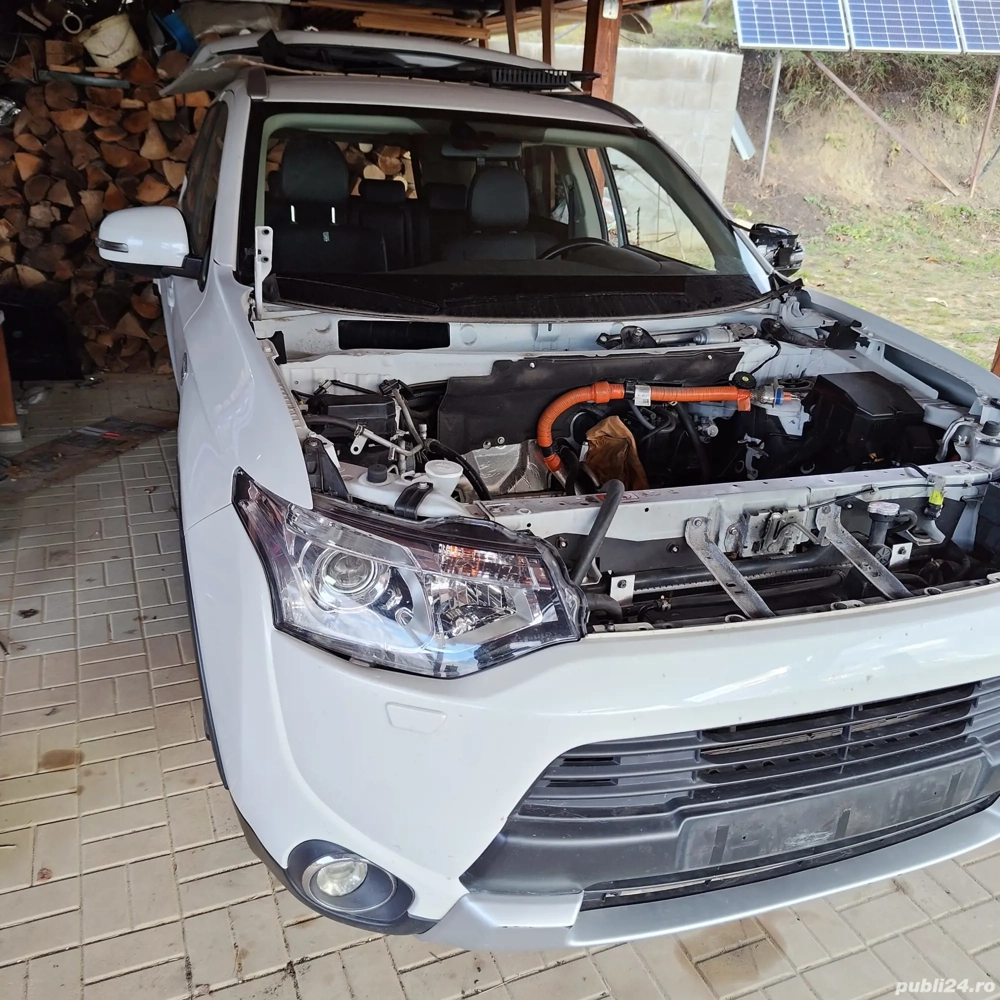 Dezmembrez Mitsubishi  Outlander PHEV  Executive Edition X-Line  2015 -  dau si intreaga 