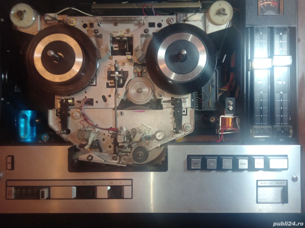 Magnetofon Philips N4414 cu amplificare si difuzoare incorporate 