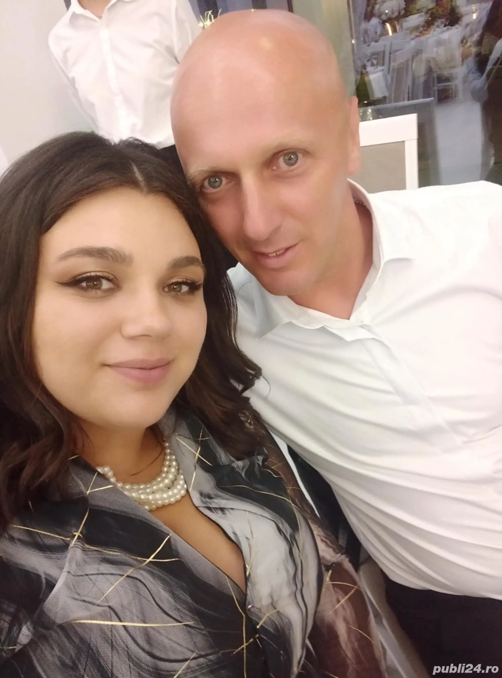 Cuplu, cautam munca ca receptioner, barman, ospatar.