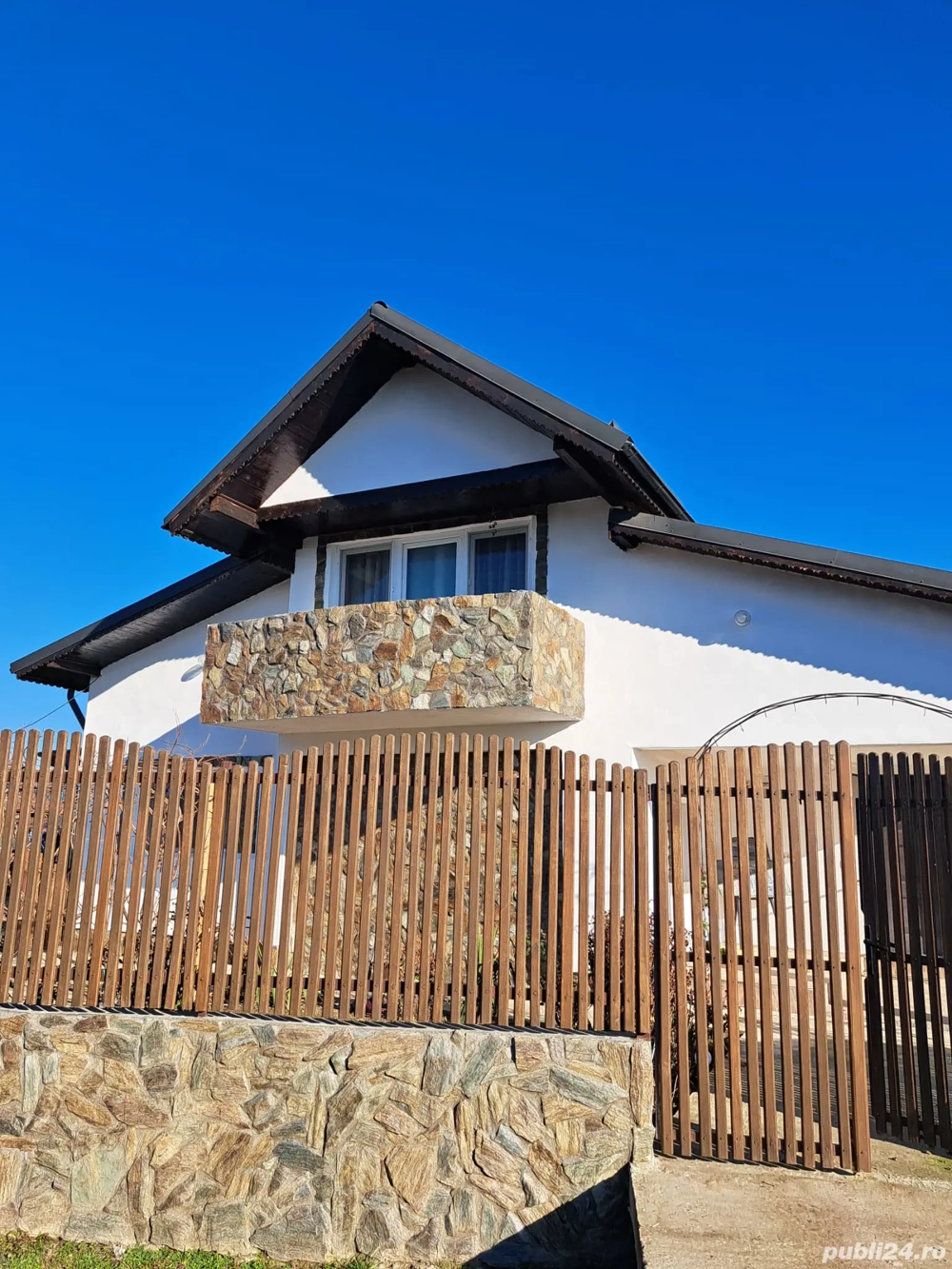 Vand casa la tara in zona linistita