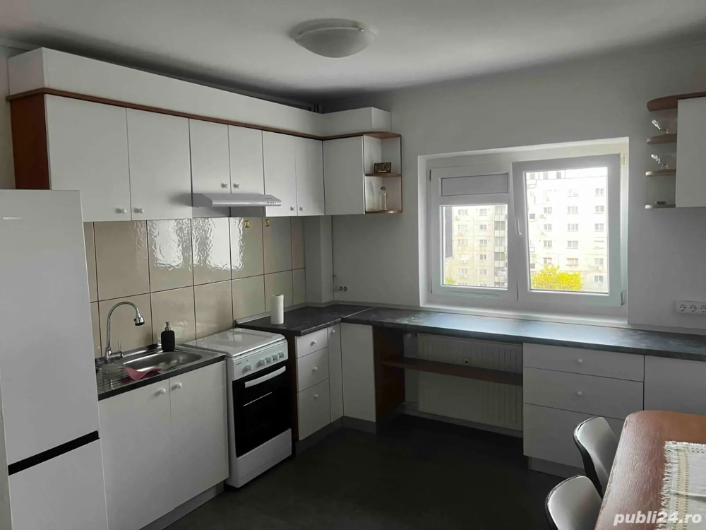 Închiriez apartament cu 3 camere 