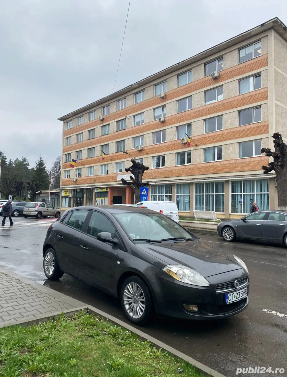 Se pune în vânzare o mașină perfectă pentru drumuri lungi și sigure 