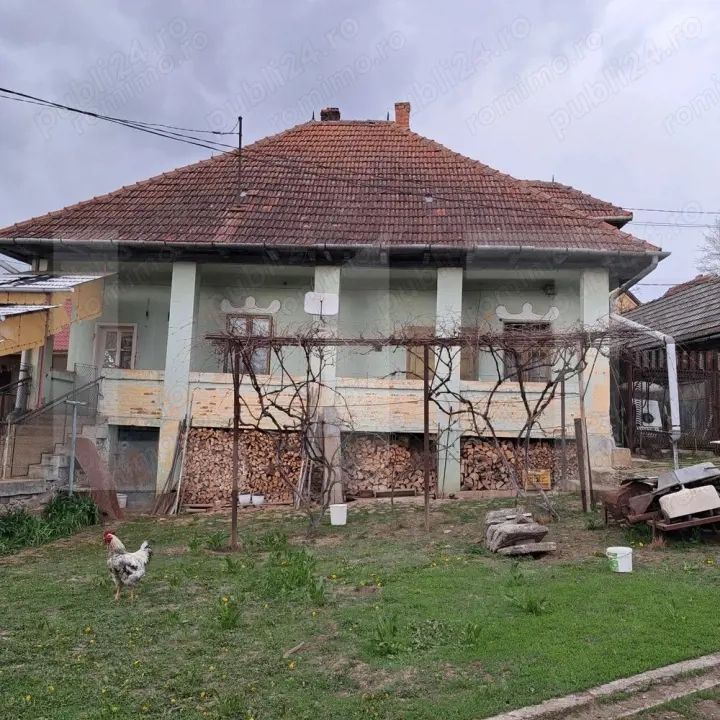 Casă tradițională cu curte generoasă, în centrul localității Vâlcele