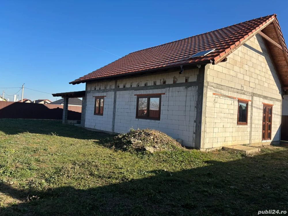 Vand casa la rosu cu tamplarie PVC