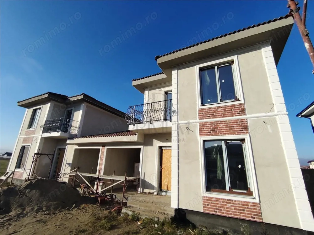 Duplex despartit prin garaj - personalizare interioara - toate utilitatile - asfalt