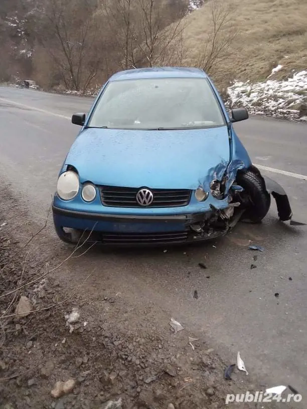 Dezmembrez Volkswagen Polo 9N , vand far stanga,capota și aripi