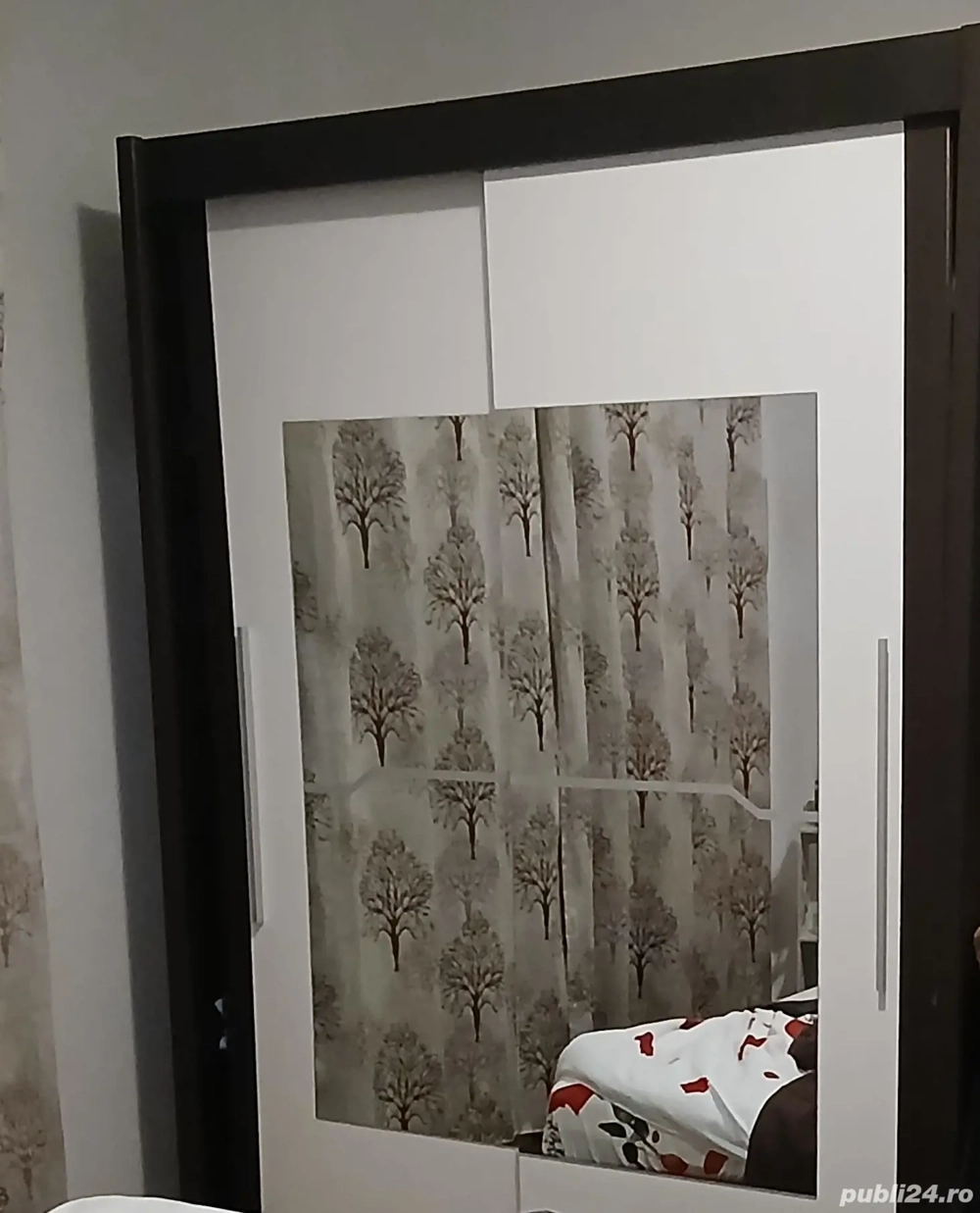 Dulap cu uși glisante 