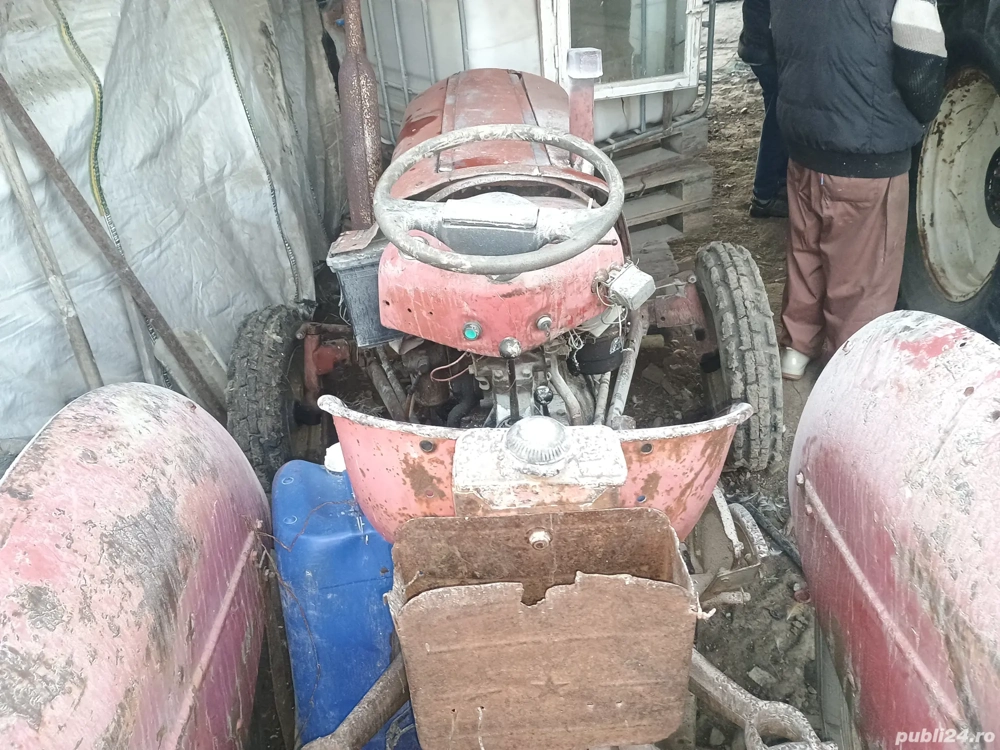 Doua tractoare agricole se dau și la pachet și separat  