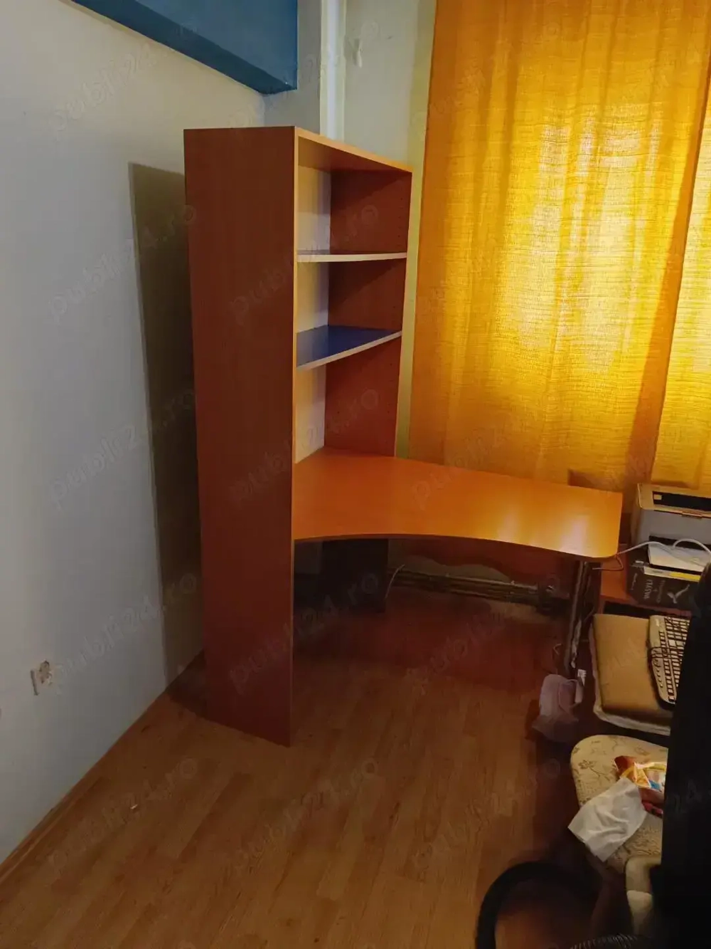 Vand birou cu mini-biblioteca + scaun birou piele, stare foarte buna.