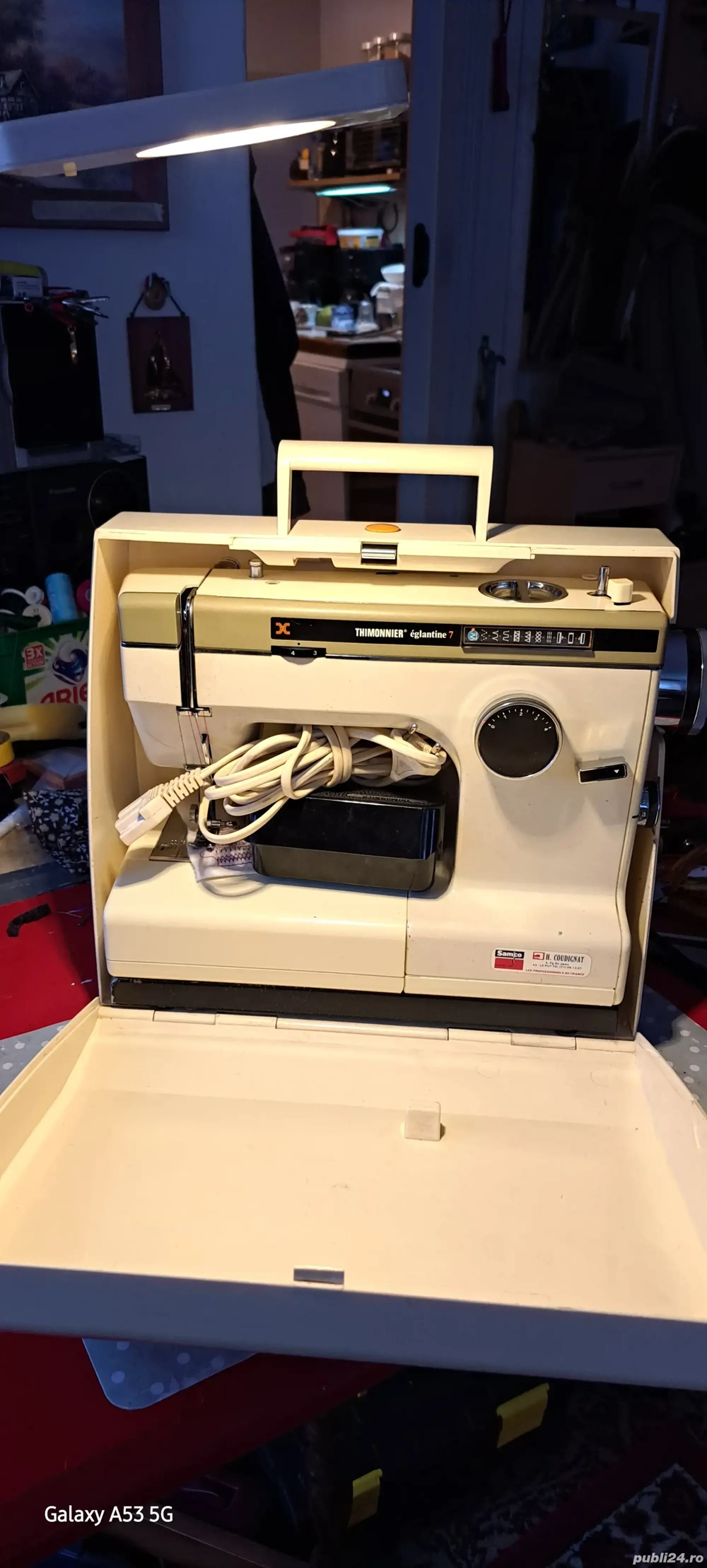 Vînd mașina de cusut. 