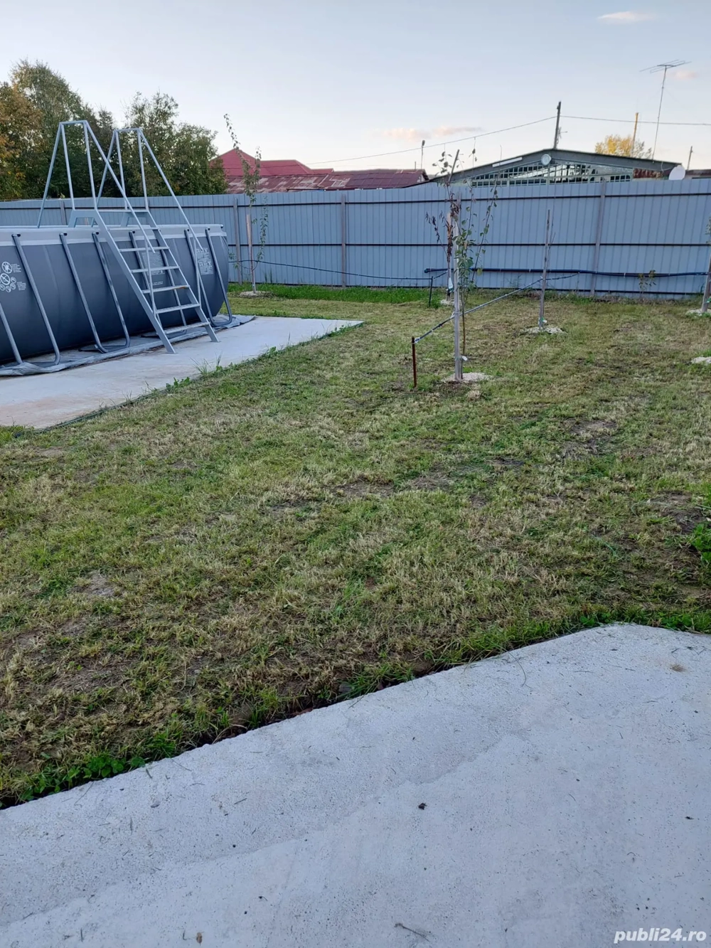 Vand teren cu foișor și piscina