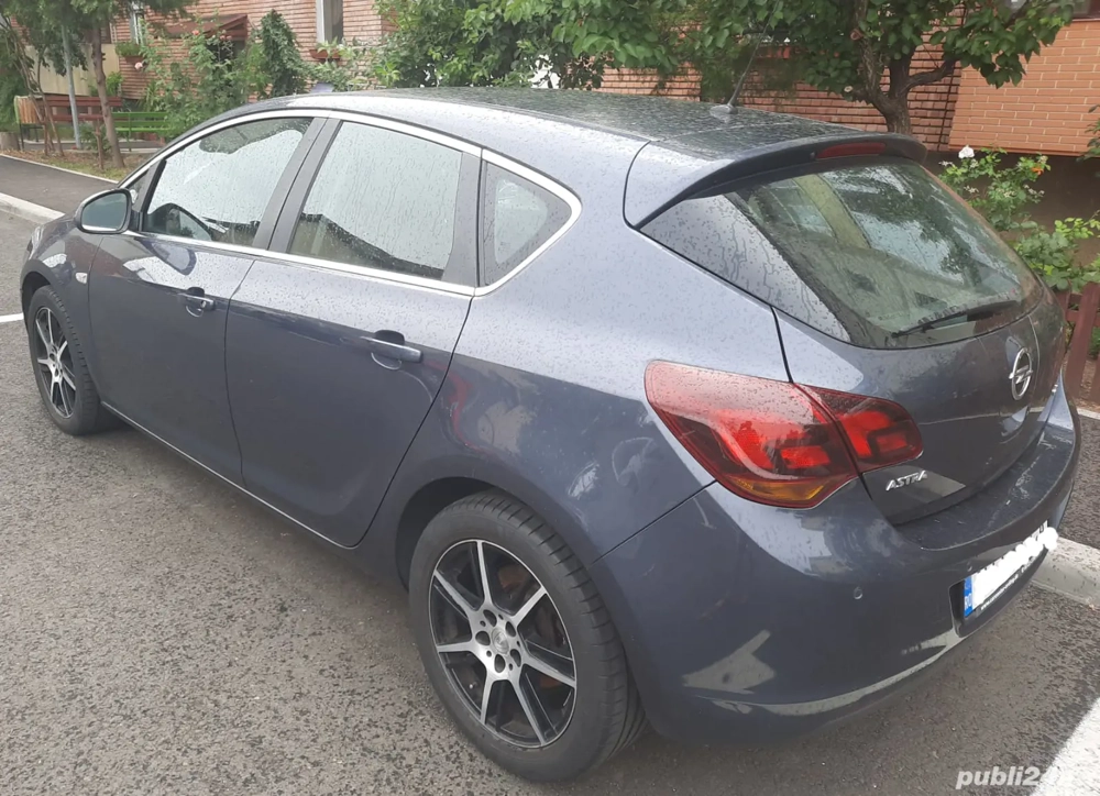 Opel Astra J 1.7 CDTI, an 2010, echipare COSMO, cutie manuală.