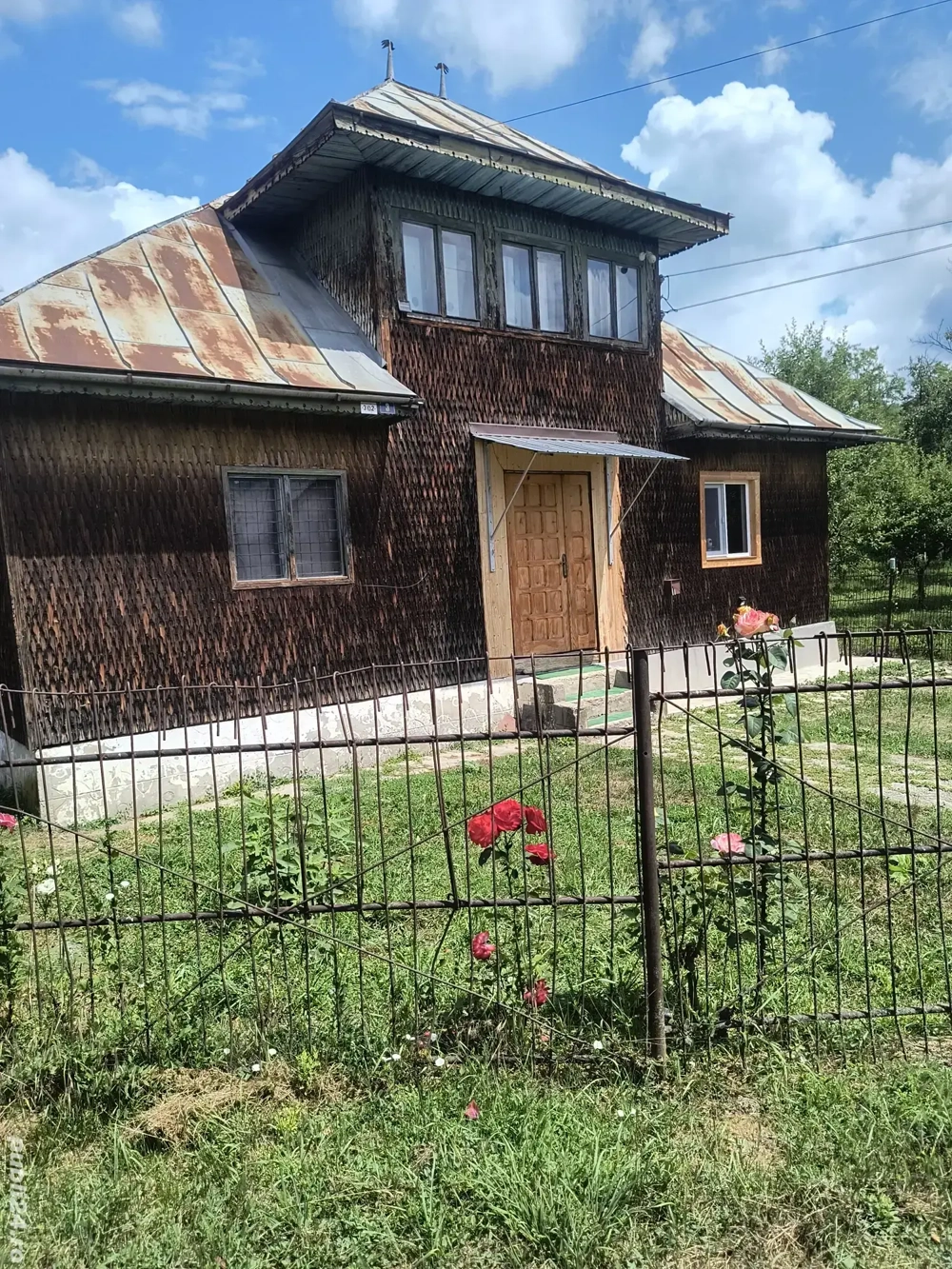 Vând casa cu mansarda și livada cu meri la poalele muntelui Leaota 