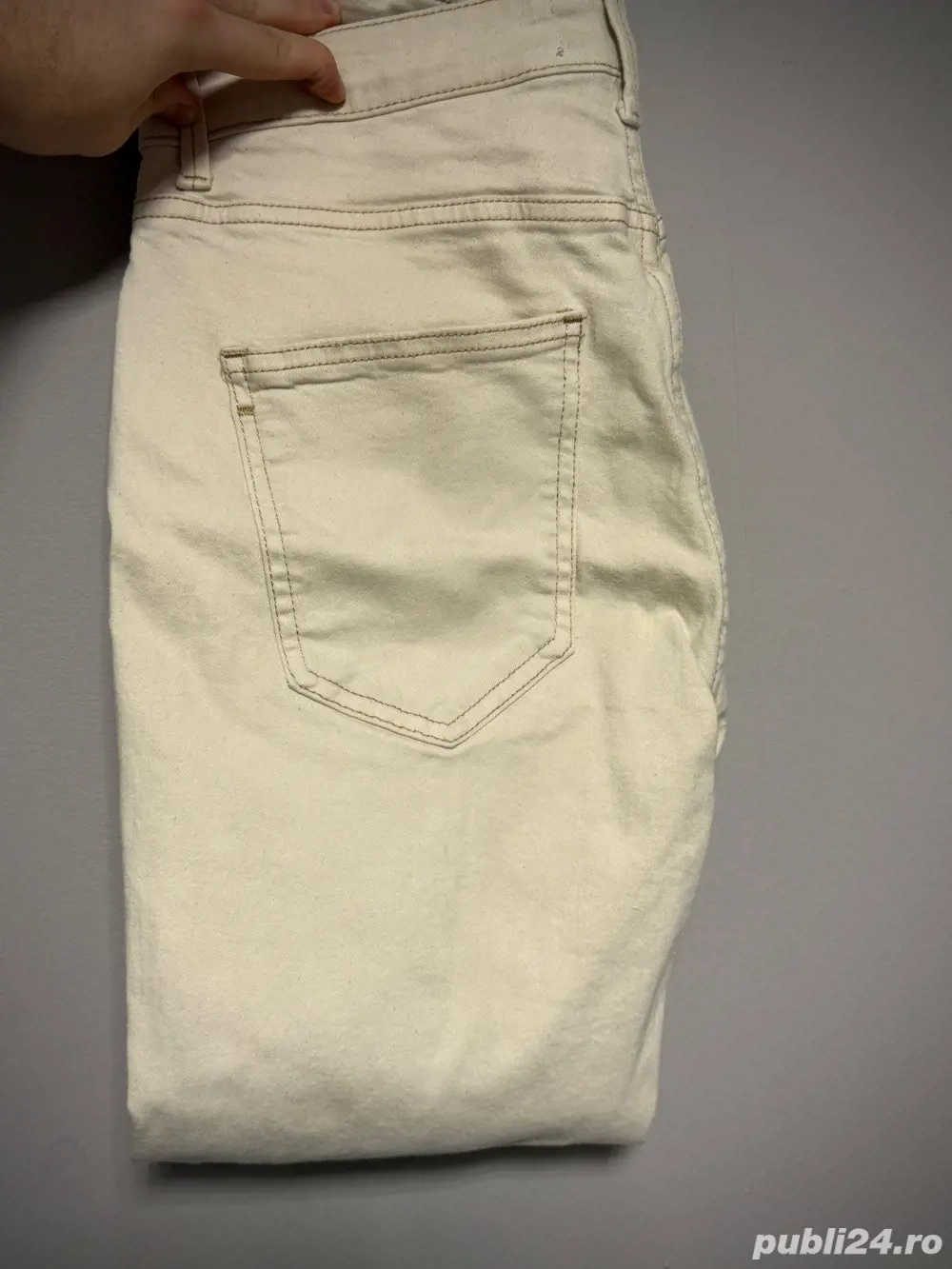 Blugi Pull&Bear carrot fit   culoare deosebită