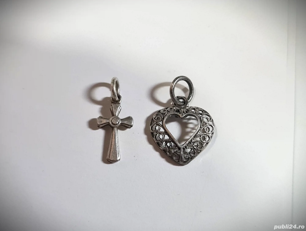 2) 2 medalioane mici din argint