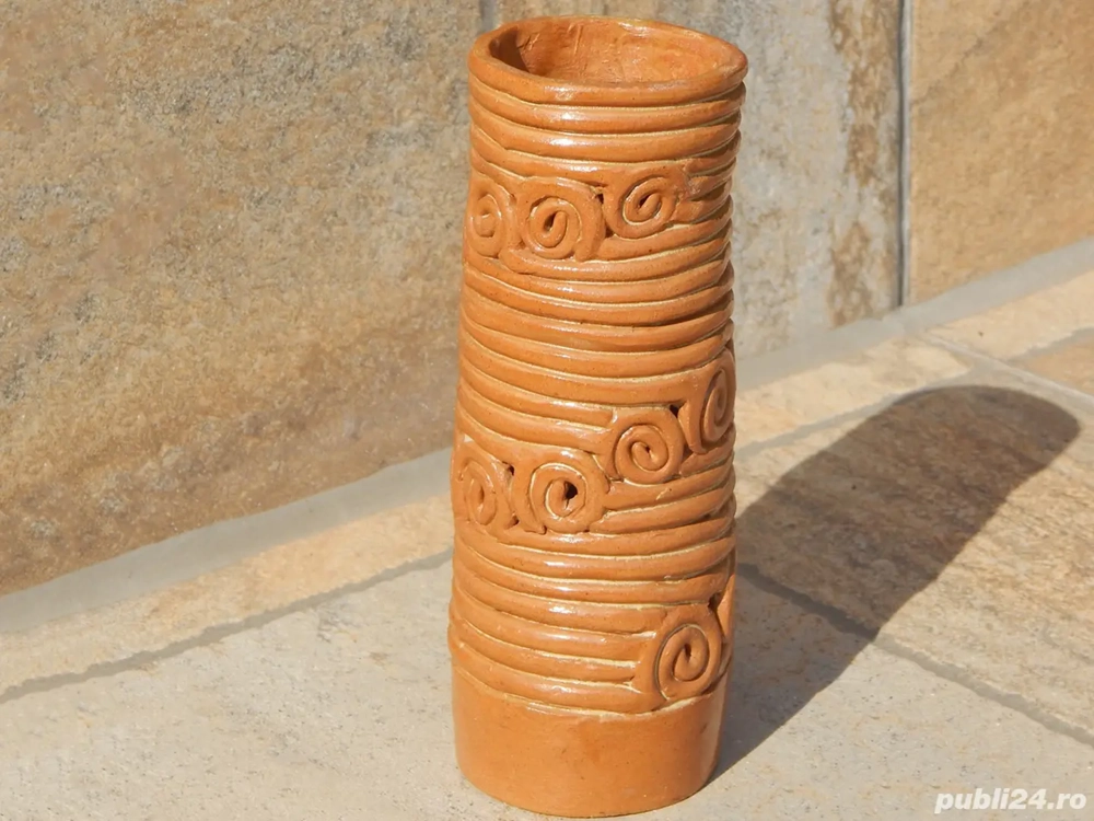 Vaza cu motive arhaice paleolitice din lut forma cilindrica