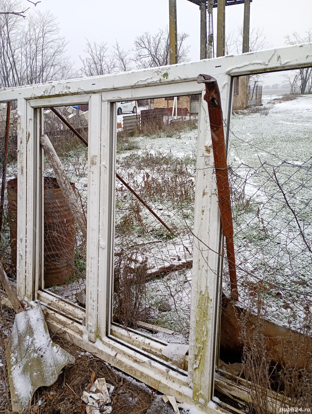 Vând rama PVC , dimensiuni 300*170 cu fereastra dar fără sticlă.